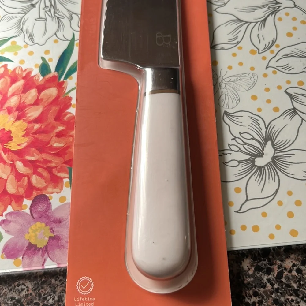 New in Packaging Beautiful 7-inch Serrated Santoku Knife